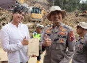 Polwan Tapteng Lupakan Selamatkan Harta Demi Evakuasi Tetangga dari Longsor