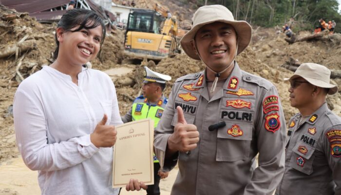 Polwan Tapteng Lupakan Selamatkan Harta Demi Evakuasi Tetangga dari Longsor