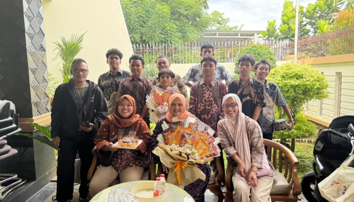 Ucapan Milad Ke 57 Hj. Inad Luciawaty Disampaikan Ibu Ibu Dan Remaja Di Tempat Kediamannya