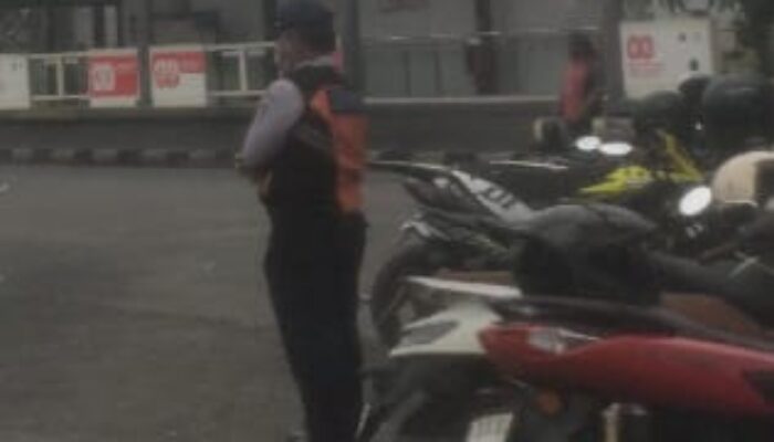 Kendaraan Parkir Sembarangan Dan Tumpukan Karung Di Area Taman,  Bikin Semrawut Terbus Kalideres