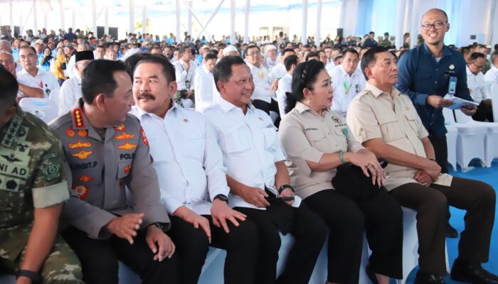 Mendagri Hadiri Panen Raya dan Pengumuman Swasembada Pangan di Karawang