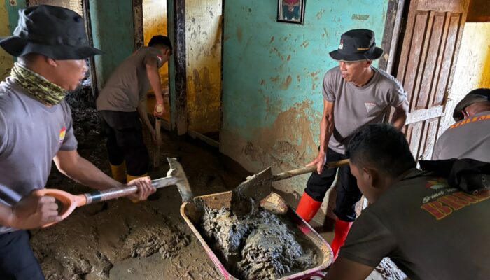 Brimob Hadir Dukung Pemulihan Rumah dan Aktivitas Ibadah Pascabencana Batang Toru