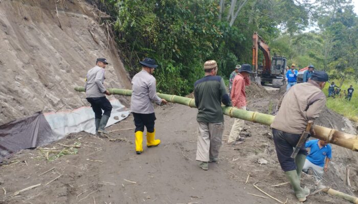 Gotong Royong Menahan Longsor: Polsek Kute Panang dan Warga Lukup Sabun Barat Bersatu Menjaga Jalan Kehidupan