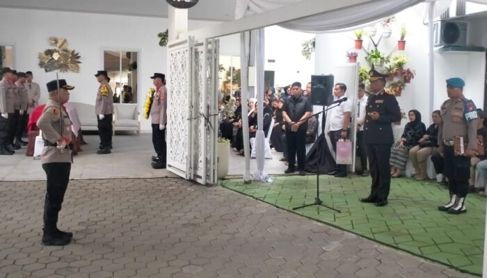 Kapolda Jatim Pimpin Upacara Pelepasan Jenazah Brigjen Pol Anumerta Ary Satriyan di Bekasi