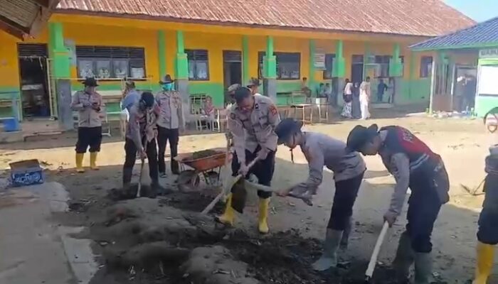 Dukungan Pendidikan Pulih Cepat Pascabanjir, Polres Pidie Jaya Bersihkan Sekolah MIN 1