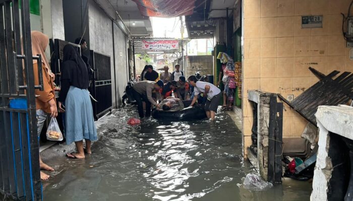 Evakuasi Warga Terdampak Banjir, Brimob Gendong Warga Yang Sakit