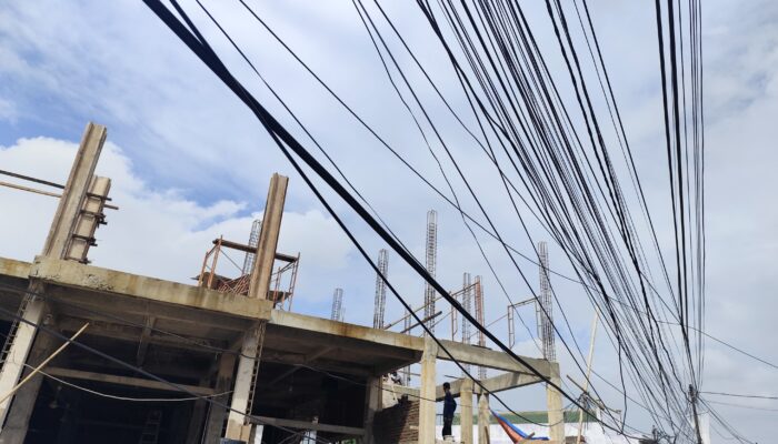 Kabel Menjuntai Sejajar Kepala, Keselamatan Jamaah Masjid At-Taqwa Meruya Selatan Dipertaruhkan