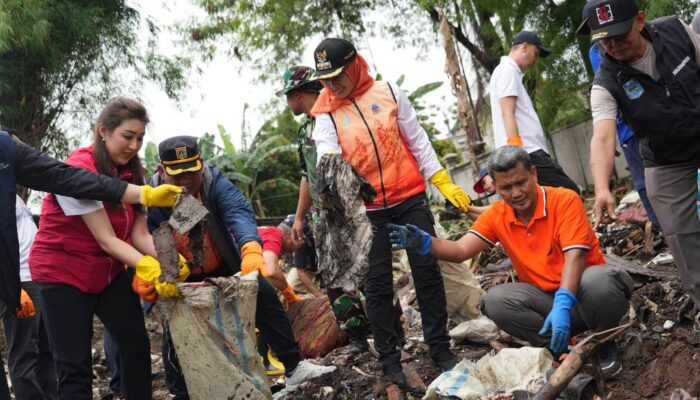 Seribu Personel Gabungan Turun Bersih-bersih Kali Mookervaart