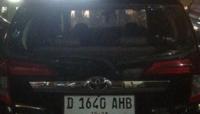 Mobil Diduga Pakai Pelat Palsu Kabur hingga Lawan Arah, Tabrak Motor di Jakpus