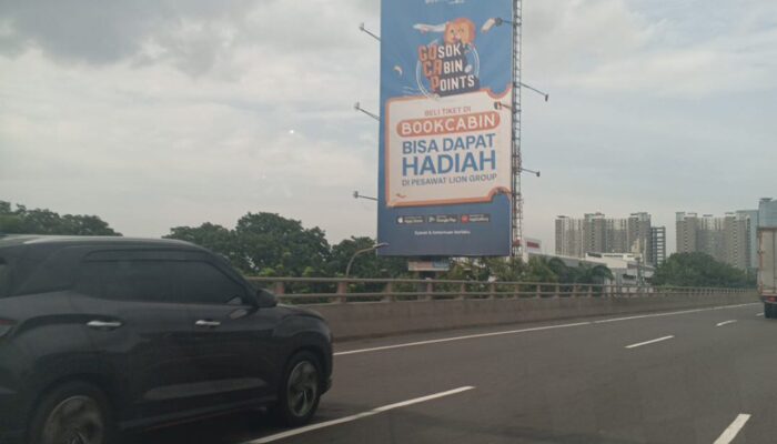 Diduga Tak Berizin dan Belum Bayar Pajak, Reklame Raksasa di Kemayoran Disorot Warga