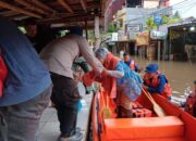 Polairud Polda Metro Jaya Evakuasi Warga Terdampak Banjir di Pondok Karya Jaksel