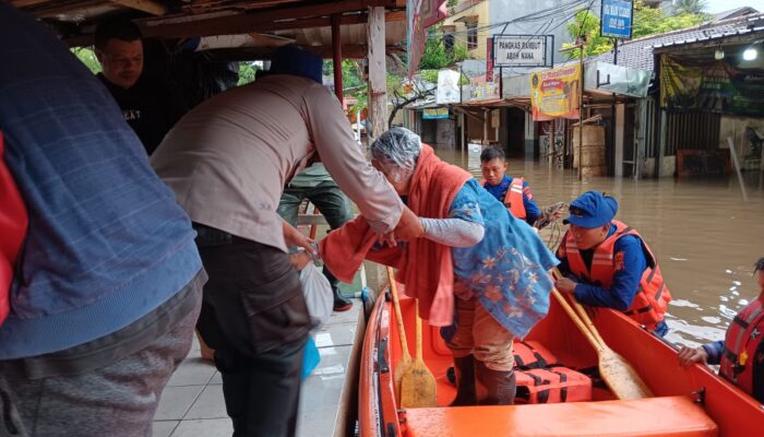 Polairud Polda Metro Jaya Evakuasi Warga Terdampak Banjir di Pondok Karya Jaksel