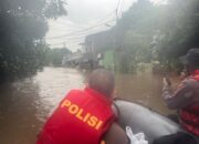 Respons Cepat Banjir Pondok Karya, Ditsamapta Polda Metro Jaya Turun Evakuasi Warga