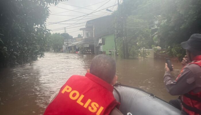 Respons Cepat Banjir Pondok Karya, Ditsamapta Polda Metro Jaya Turun Evakuasi Warga