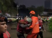 Brimob Metro Jaya Evakuasi Lansia 84 Tahun di Tengah Banjir Pondok Karya