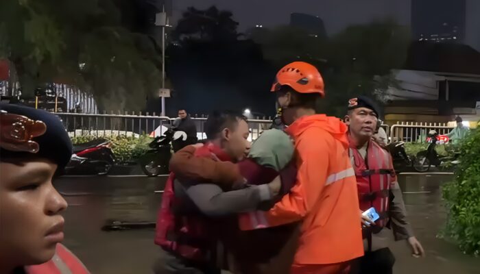 Brimob Metro Jaya Evakuasi Lansia 84 Tahun di Tengah Banjir Pondok Karya