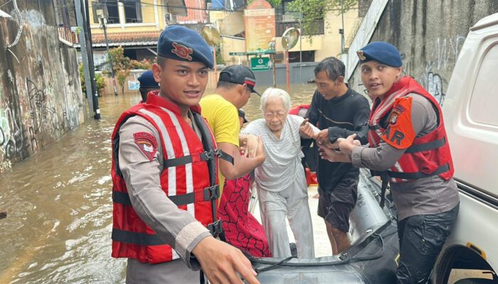 Banjir 2 Meter Rendam Bangka V Jaksel, Brimob Evakuasi Warga