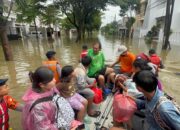 Tim SAR Brimob Metro Jaya Bantu Evakuasi Warga Terdampak Banjir di Tangerang