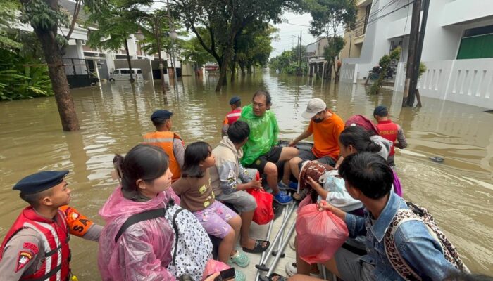 Tim SAR Brimob Metro Jaya Bantu Evakuasi Warga Terdampak Banjir di Tangerang