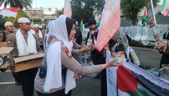 Penyampaian Aspirasi di Kedubes AS Berlangsung Kondusif, Polisi Bagikan Snack ke Peserta Aksi