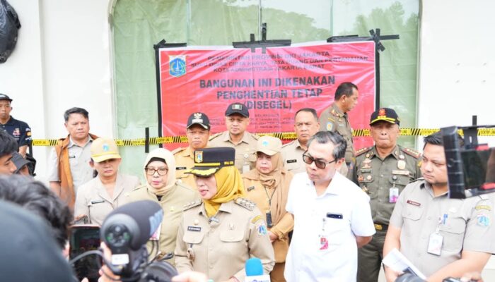 Melanggar Pergub RDTR, Pemkot Jakbar Segel Bangunan Padel di Kembangan Selatan