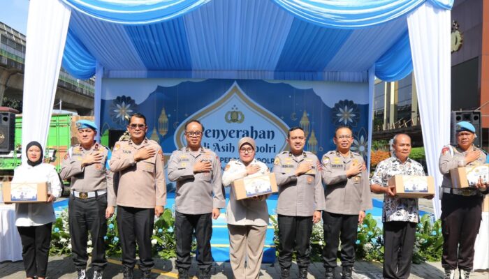 Jelang Lebaran, Kapolri Salurkan Tali Asih dan Sembako kepada Personel Polri