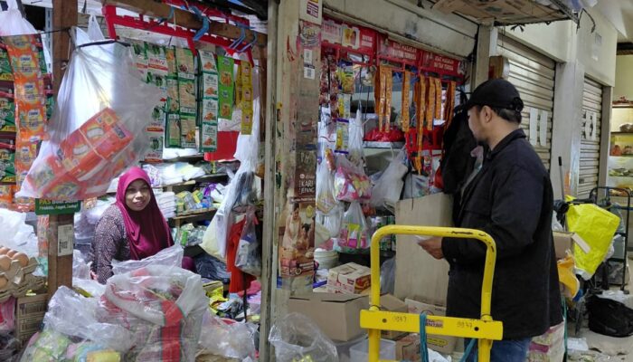 Pantau Stok Bahan Pokok Mendekati Hari Raya Idul Fitri dan Hari Besar Keagamaan Satgas Saber Polres Metro Jakarta Pusat Cek Pasar