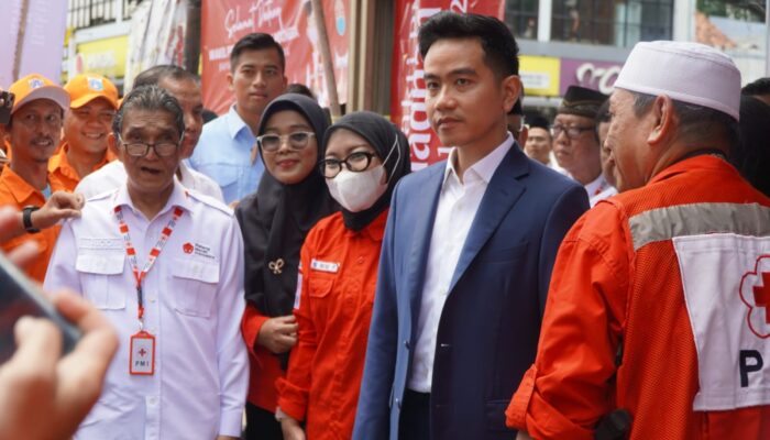 Wapres Gibran Rakabuming Raka Tinjau Penyaluran 1.228 Paket Sembako oleh PMI Jakarta Pusat