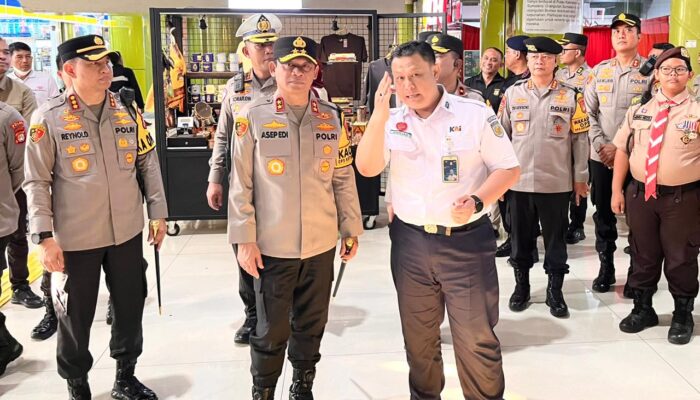 Kapolda Metro Jaya Tinjau Kesiapan Arus Mudik di Stasiun Pasar Senen dan Gambir, Didampingi Kapolres Jakpus