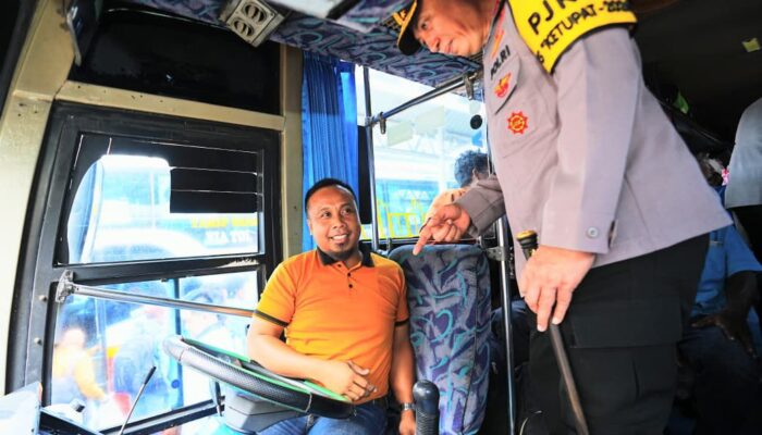 Tinjau Terminal Purabaya, Kapolri ke Sopir Bus: Hati-Hati dan Jaga Keselamatan Pemudik