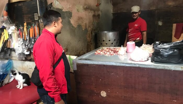 Antisipasi Harga Kebutuhan Pokok Menjelang Hari Raya Idul Fitri Satgas Saber Polres Metro Jakarta Pusat turun ke pasar