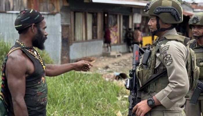 Patroli Humanis Ops Damai Cartenz Hadirkan Senyum dan Rasa Aman bagi Warga Sinak