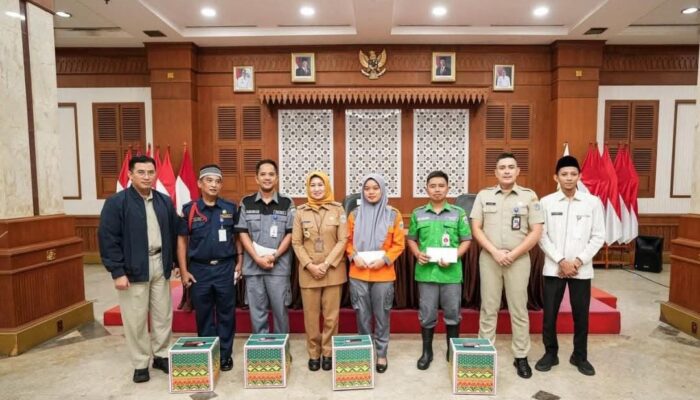 Wali Kota Iin Mutmainah Serahkan Bantuan Sembako bagi PJLP dan P3K di Lingkungan Setko Jakbar