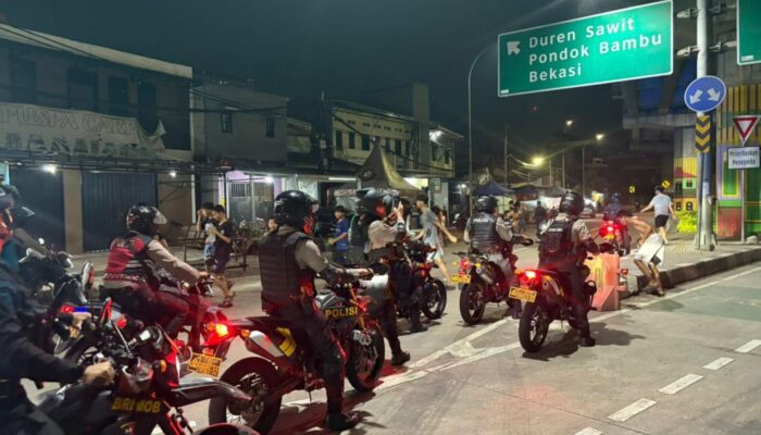Patroli Brimob Metro Jaya Sisir Bassura-BKT Saat Sahur Terakhir Ramadan