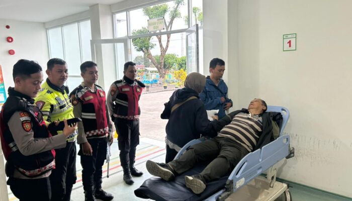 Wujud Respon Cepat, Anggota Polri Evakuasi Lansia Darurat Medis ke Rumah Sakit di Gunung Mas Bogor