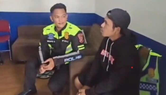 Polisi Bantu Pemudik Kehabisan Ongkos di Serpong, Aksi Humanis di Tengah Arus Mudik