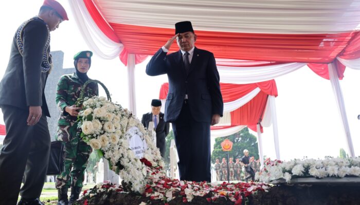 Menhan Sjafrie Hadiri Pemakaman Militer Mayor Inf Anumerta Zulmi Aditya di TMP Cikutra