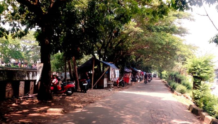 Kios Liar di Bibir Sungai Kembangan Utara Picu Kekhawatiran Banjir dan Kumuh