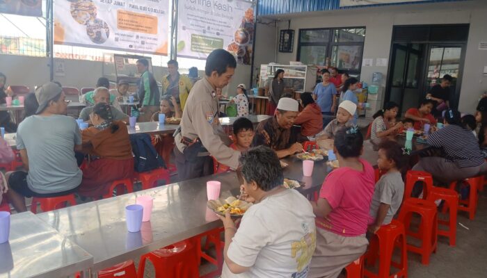Jumat Peduli Polsek Metro Penjaringan, 500 Paket Nasi Dibagikan untuk Warga di Penjaringan