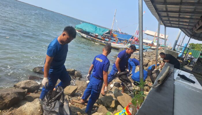 Satpolairud Polres Kepulauan Seribu Gelar Aksi Bersih Pantai di Marina Ancol