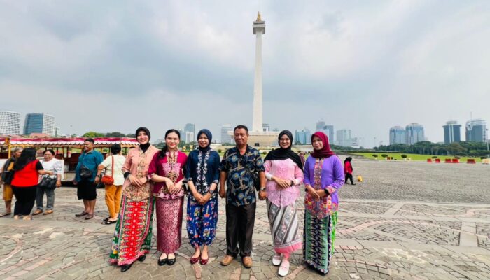 Nuansa Kartini di Polda Metro Jaya, Polwan Berkebaya Layani Masyarakat