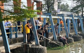 Brimob Polda Metro Jaya Bersihkan Pasar Tegal Danas Bekasi, Lingkungan Lebih Nyaman dan Bebas Genangan