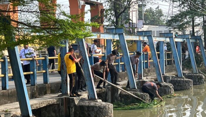 Brimob Polda Metro Jaya Bersihkan Pasar Tegal Danas Bekasi, Lingkungan Lebih Nyaman dan Bebas Genangan
