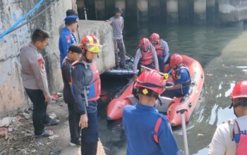 Ditpolairud Polda Metro Jaya Evakuasi Korban Tenggelam di BKT Jakarta Utara