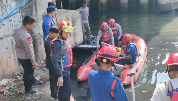 Ditpolairud Polda Metro Jaya Evakuasi Korban Tenggelam di BKT Jakarta Utara