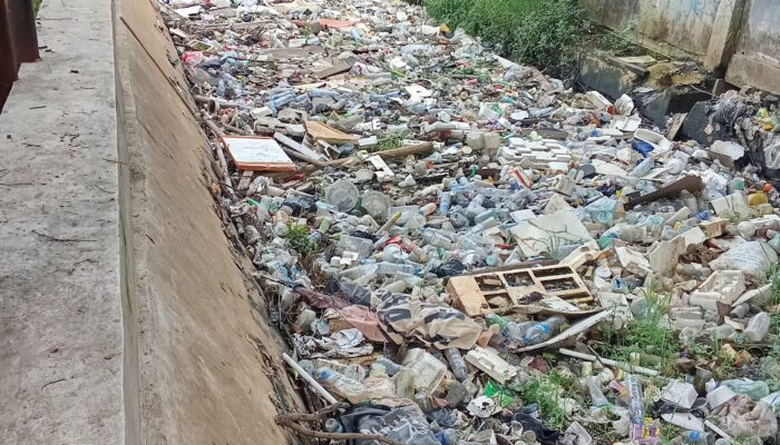 Kali Dipenuhi Sampah, Warga Perbatasan Tangerang–Jakarta Barat Keluhkan Banjir Berulang
