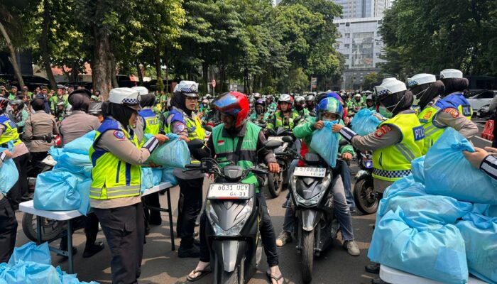 Jumat Peduli, Polda Metro Jaya Bagikan 350 Paket Sembako ke Ojol