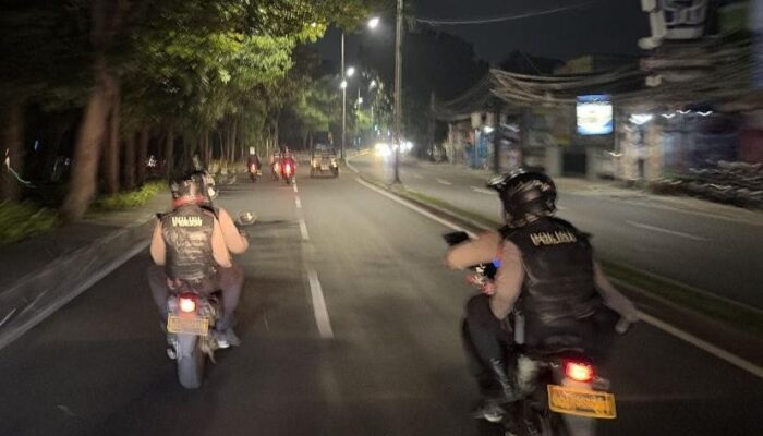 Patroli Dini Hari Ditsamapta PMJ Amankan Pemuda Bawa Golok di Jakarta Barat