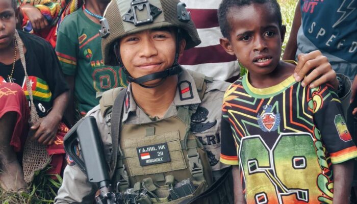 Satgas Damai Cartenz Tanamkan Semangat Belajar kepada Pelajar di Distrik Sinak