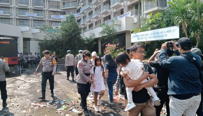 Polisi Bantu Evakuasi Keluarga dari Hotel Sultan, Kasat Binmas Jakpus: Utamakan Keselamatan Warga